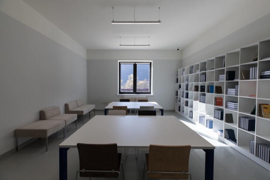 salle de classe blanche avec mur d'étagères