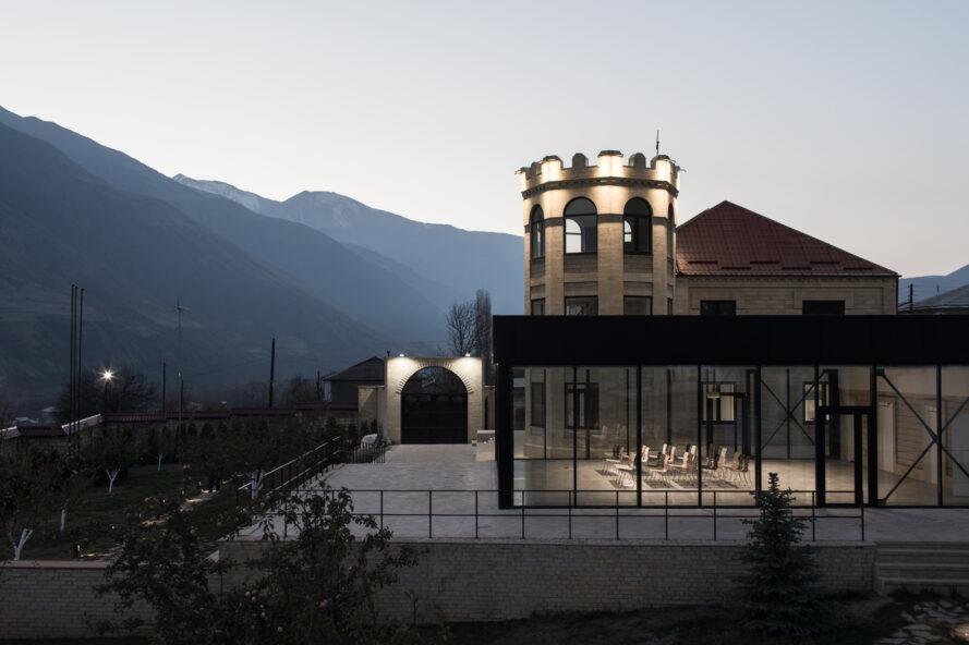 bâtiment en forme de château éclairé au crépuscule