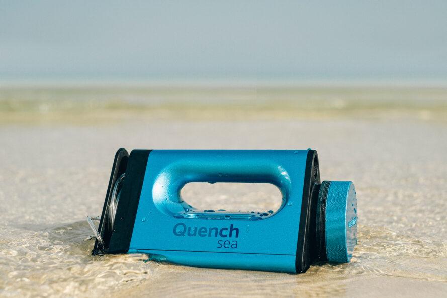 petit appareil de dessalement bleu dans le sable
