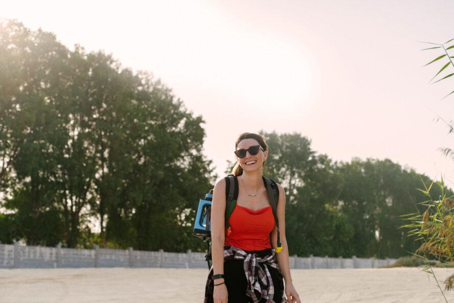 personne portant un dispositif de dessalement bleu attaché à un sac à dos