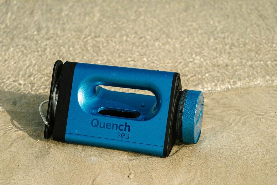 Petit appareil de dessalement bleu sur une plage