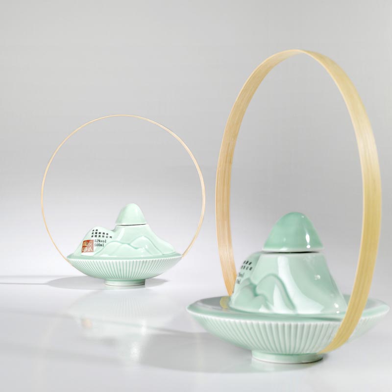 Un design d'emballage moderne pour les bouteilles de vin en forme de montagne.