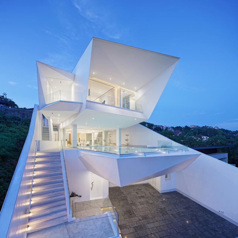 Une maison moderne aux angles vifs.