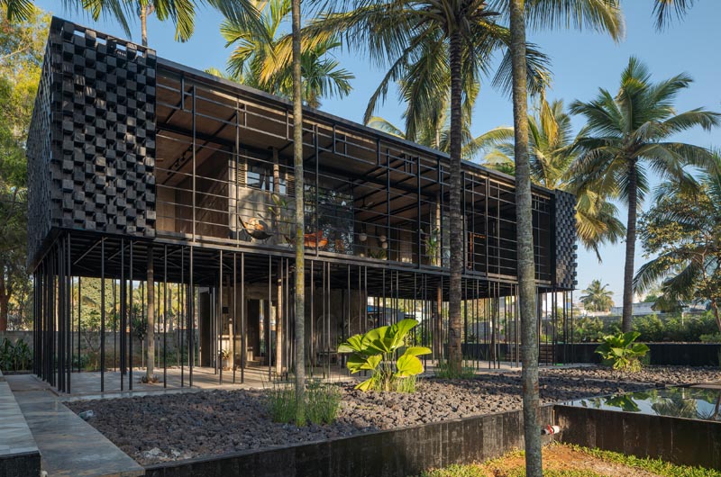 Une maison de week-end moderne sur des poteaux.