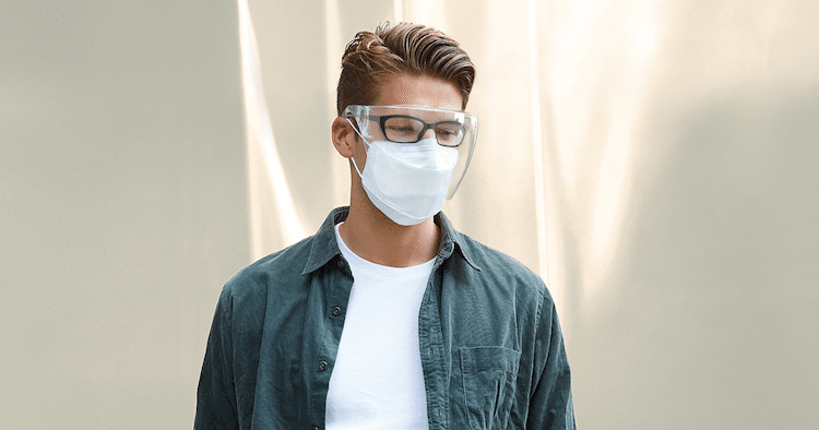 Homme avec des lunettes et un masque facial portant un écran facial