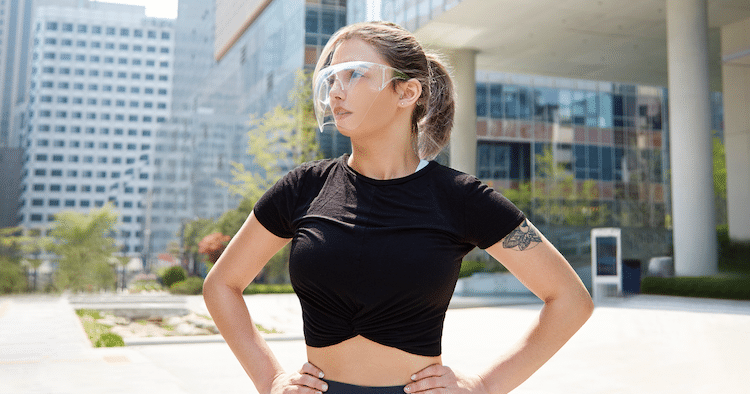 Fille portant un écran facial