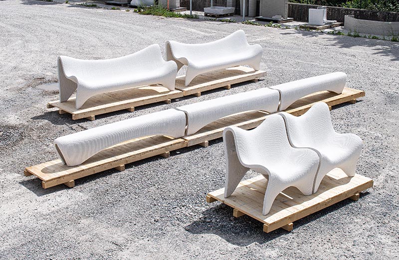 Une collection de mobilier d'extérieur moderne en béton blanc imprimé en 3D.