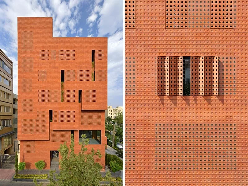 Un bâtiment moderne en brique avec une façade à motifs.