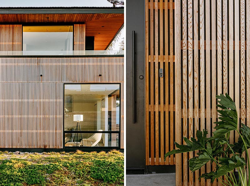 Une maison moderne avec bardage en cèdre et avant-toits en surplomb.