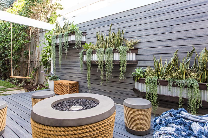 La firme d'aménagement paysager Fair Studio a transformé une cour latérale à Manhattan Beach et créé un espace extérieur moderne pour une famille avec trois enfants pour se détendre. #ModernOutdoorSpace #Landscaping #YardDesign #SideYard