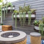 Les jardinières à débordement sont un moyen efficace d’ajouter de l’intérêt à un mur par ailleurs vierge