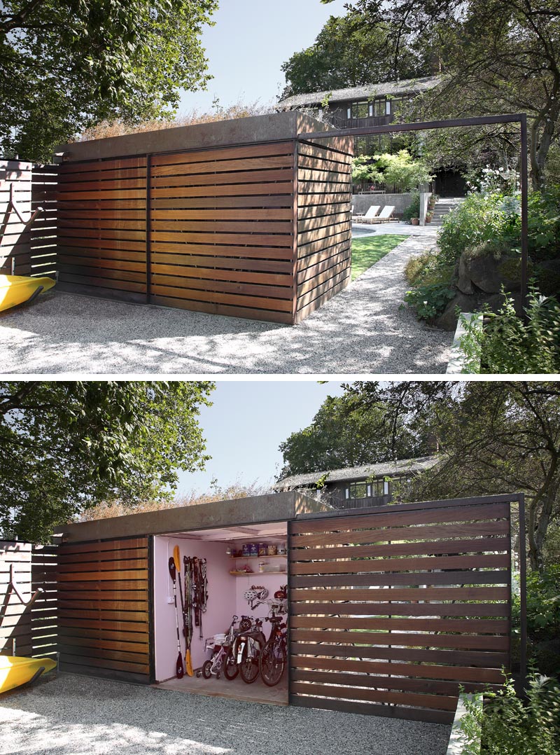 Un abri de jardin moderne qui cache un local à vélos derrière une porte coulissante.