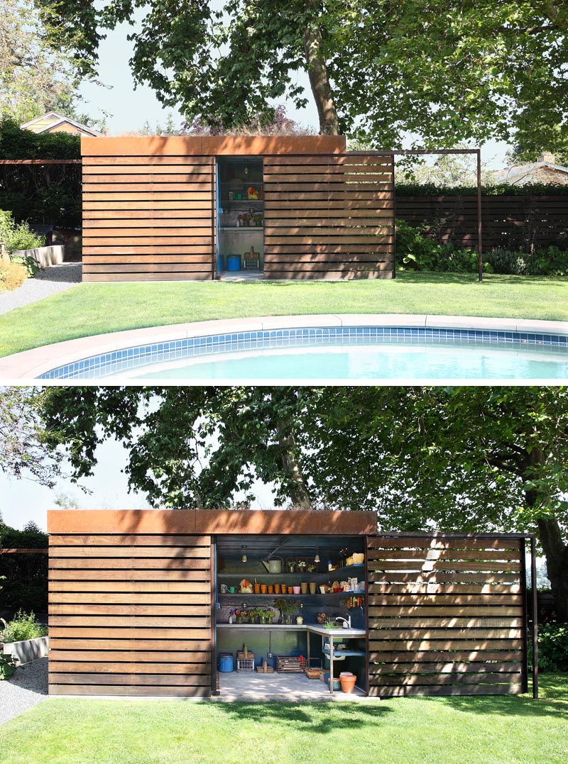 Un abri de jardin moderne qui cache une salle de rempotage derrière une porte coulissante.