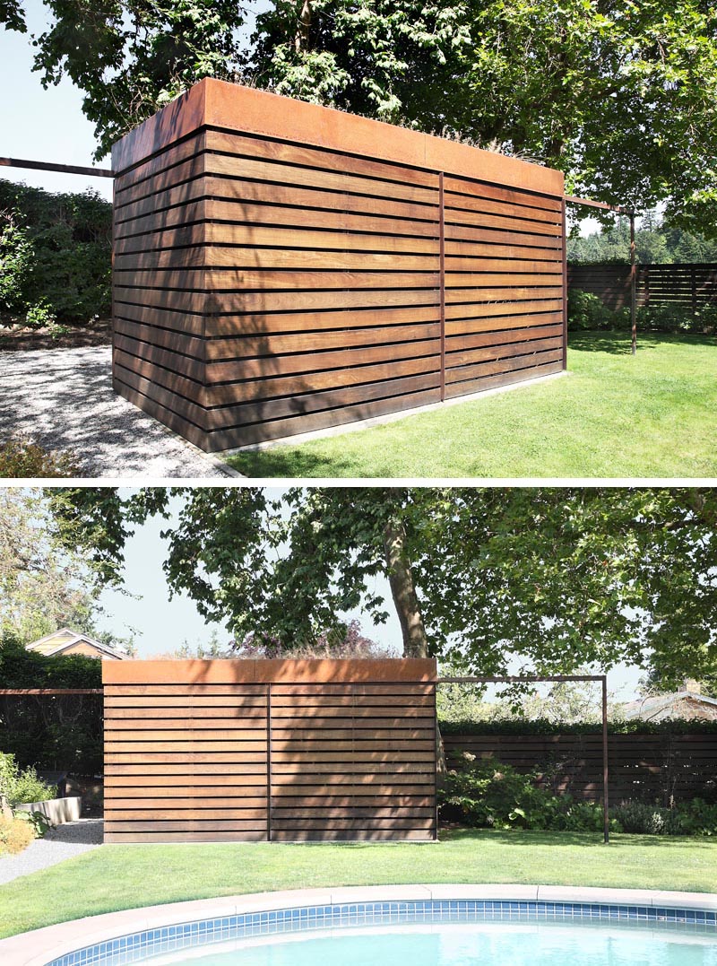 Un abri de jardin moderne avec un toit vert, fait de bois Ipe et d'acier patiné.