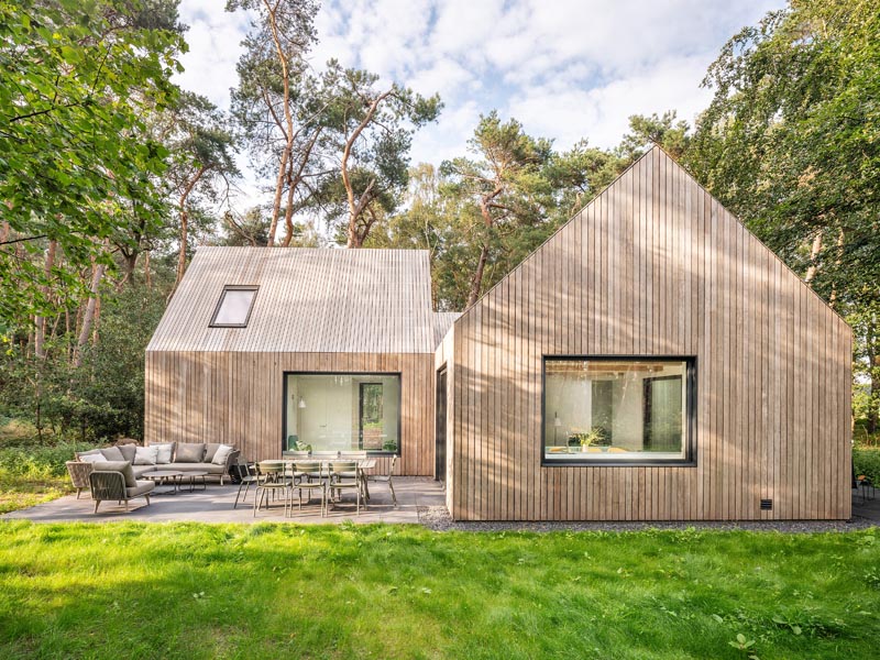 Le cabinet d'architecture HofmanDujardin a récemment achevé une nouvelle villa de vacances à Tonden, aux Pays-Bas, pour leurs clients qui voulaient échapper à l'agitation de la ville. #HolidayVilla #WoodCladHouse #HouseDesign #ModernArchitecture #VacationHouse #HolidayHouse