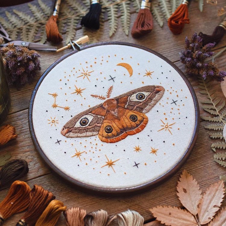 Broderie à l'aiguille par Emillie Ferris
