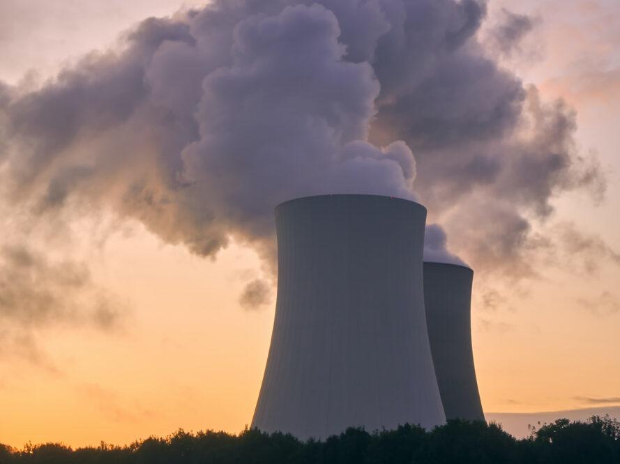 une centrale qui rejette des émissions dans l'air