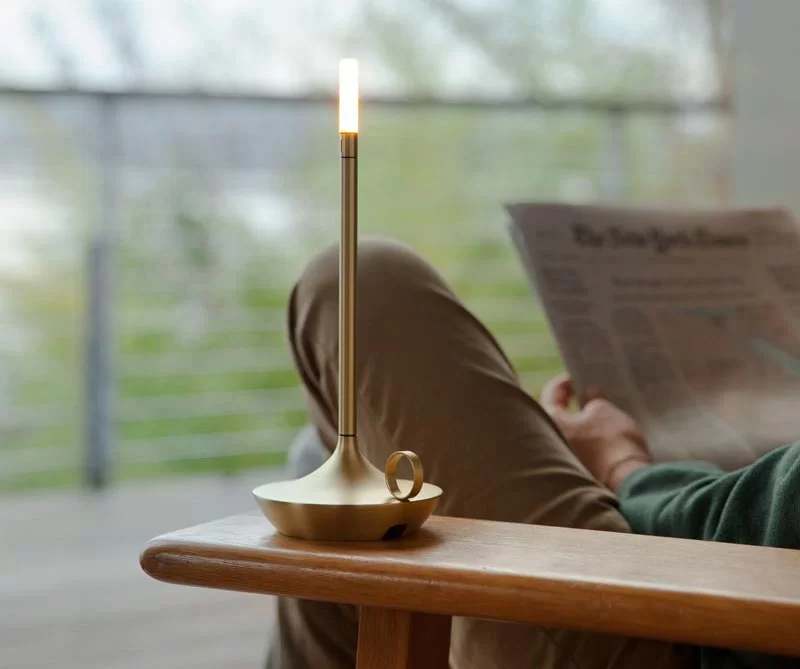 Wick, une lampe portable moderne avec une charge qui dure 100 heures.