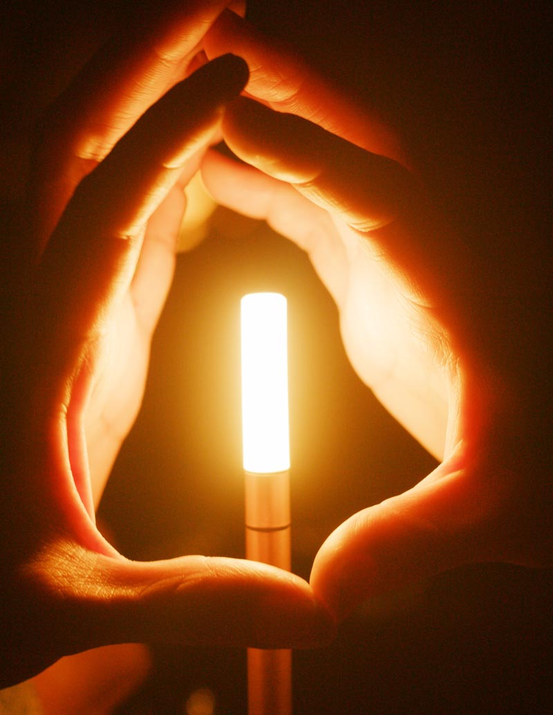 Une lampe portable qui ressemble à un vieux bougeoir portable.