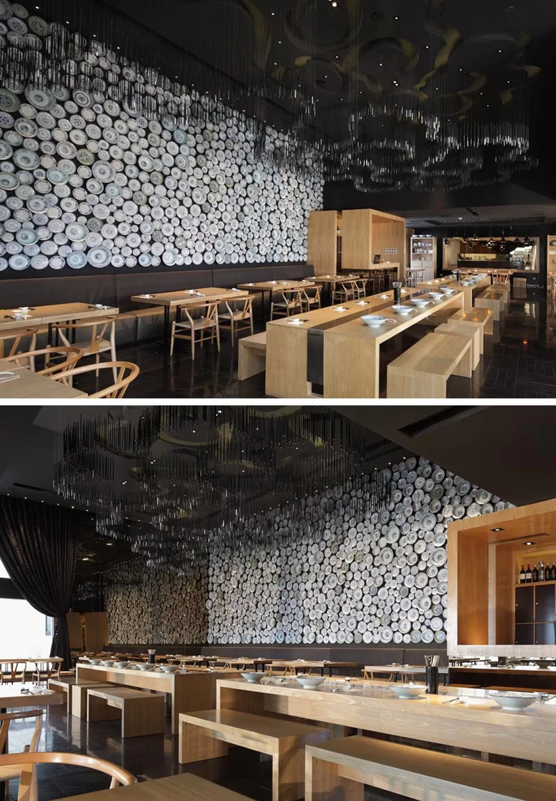 Un mur entier de ce restaurant moderne a été recouvert de bols à nouilles traditionnels pour créer un mur d'accent accrocheur.