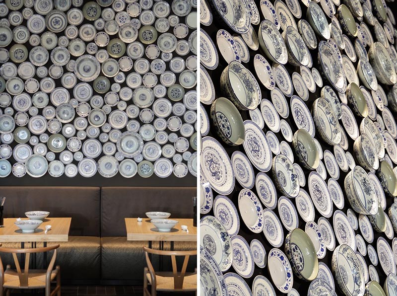 Un restaurant moderne avec un mur d'accent fait de bols et assiettes de nouilles traditionnelles.