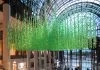 Des milliers de bouteilles en plastique sont suspendues dans des vrilles vertes dans la dernière installation de l’artiste Jean Shin