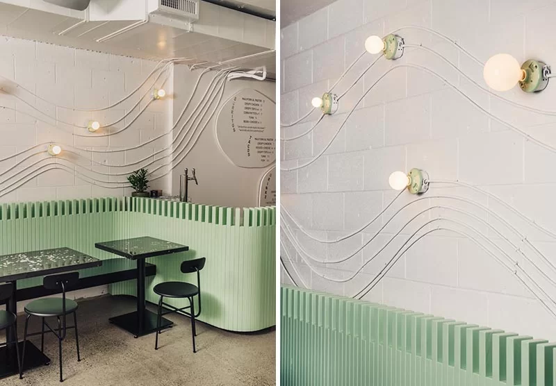 Un conduit électrique a été utilisé pour créer un art mural en forme de vague dans la conception de ce restaurant.