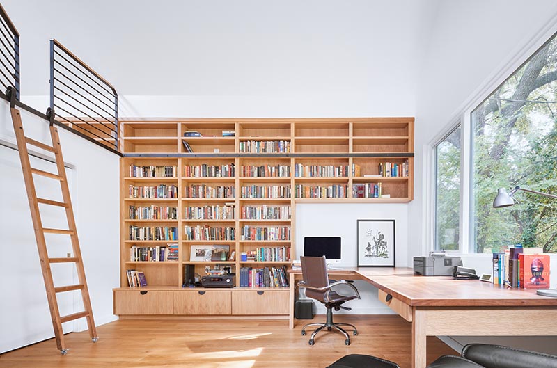 Un bureau à domicile utilisé comme studio d'écrivain se double également d'une suite d'invités avec un coin couchage en mezzanine.