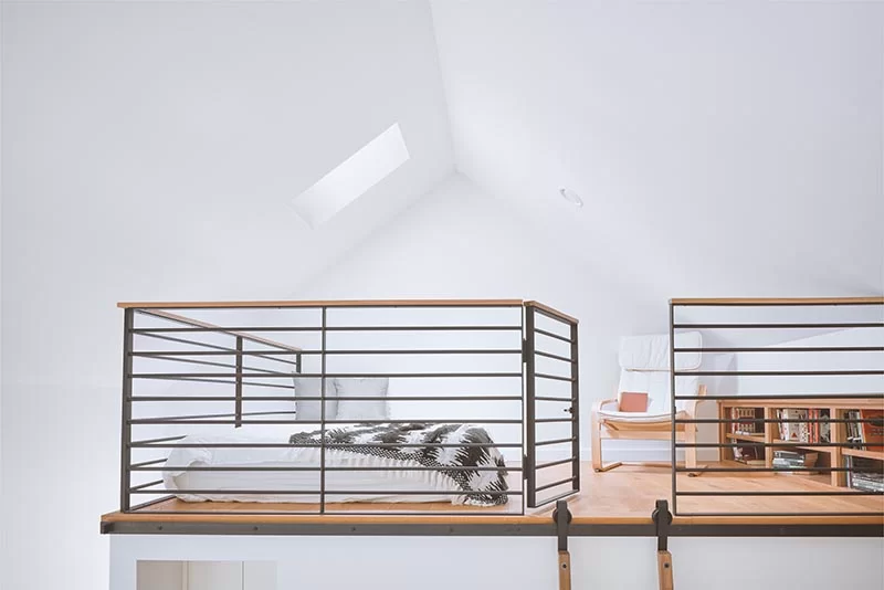 Une suite d'invités loft dans un bureau à domicile conçu comme un studio d'écrivain
