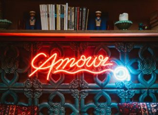 Yellowpop Exclusive Neon Light Collab ‘avec l’artiste André Saraiva