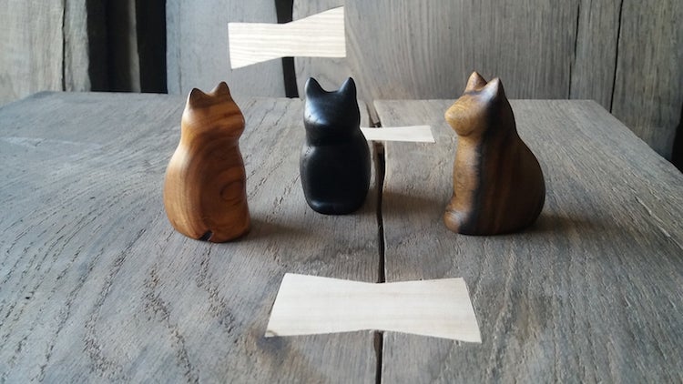 Figurines de chat en bois