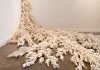 Sculptures texturales de l’artiste Jessica Drenk Utilisez le courrier indésirable, les pages de livre et les Q-Tips pour explorer la matérialité