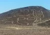 Des archéologues découvrent un géoglyphe de chat âgé de près de 2000 ans allongé sur une colline péruvienne
