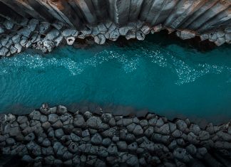 Les photographies Moody de Jan Erik Waider capturent le terrain rocheux des paysages islandais