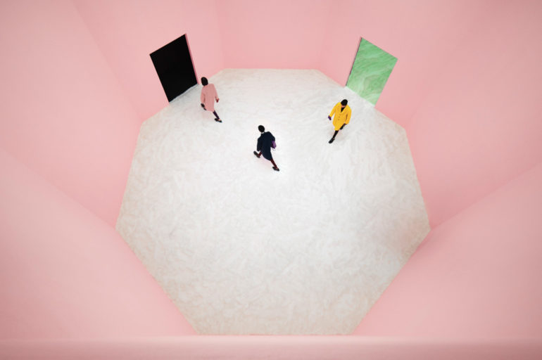 Rem Koolhaas + AMO a conçu l'espace de présentation de la mode masculine FW21 de Prada