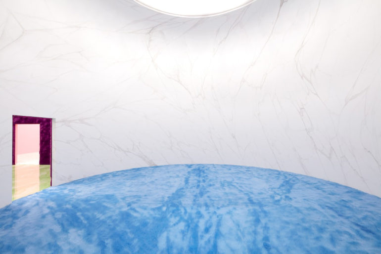 Rem Koolhaas + AMO a conçu l'espace de présentation de la mode masculine FW21 de Prada