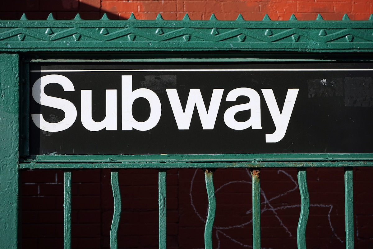 Panneau de métro utilisant Helvetica - Le design n'est pas de l'art: le travail et l'héritage de Massimo Vignelli
