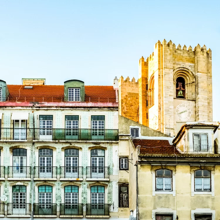 Architecture de style pombalin et azulejos