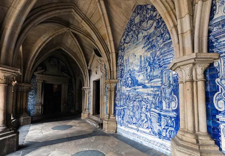 Panneaux Azulejo sur les murs du cloître à l'intérieur de la cathédrale de Porto Portugal