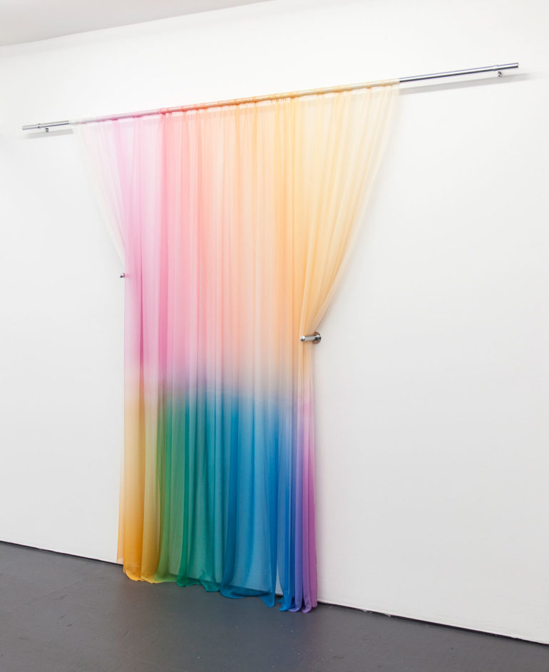Installations de soie imprimée de Justin Morin