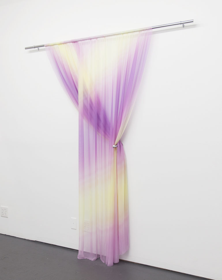 Installations de soie imprimée de Justin Morin