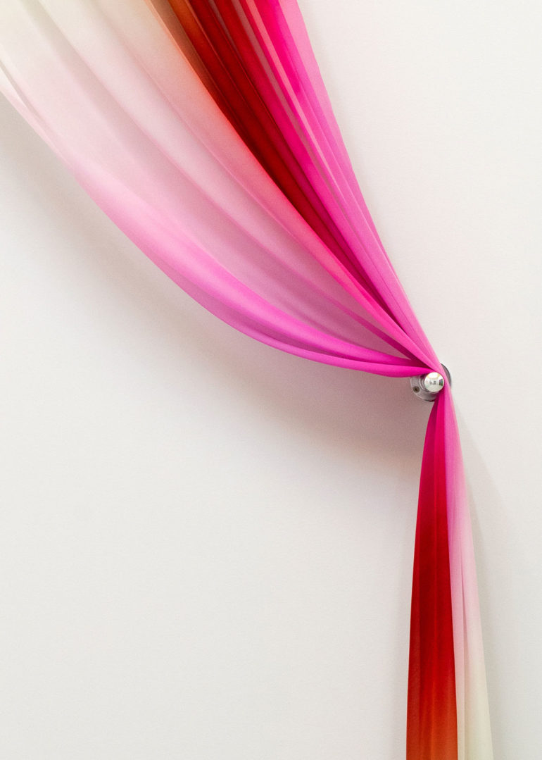 Installations de soie imprimée de Justin Morin