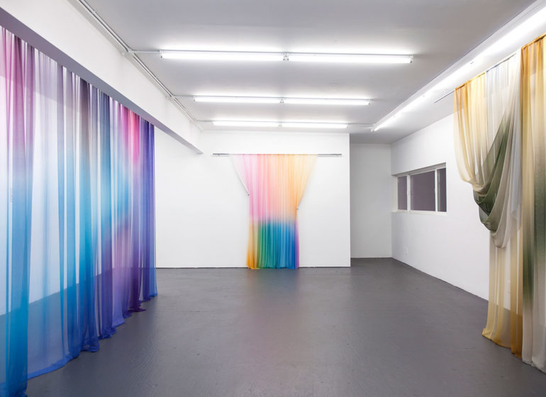 Installations de soie imprimée de Justin Morin