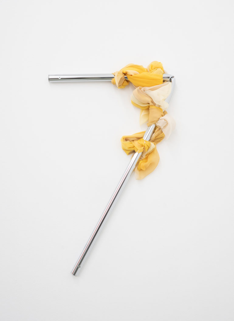 Installations de soie imprimée de Justin Morin