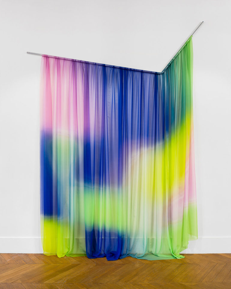 Installations de soie imprimée de Justin Morin
