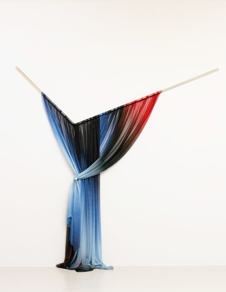 Installations de soie imprimée de Justin Morin