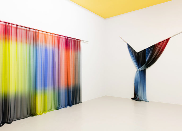 Installations de soie imprimée de Justin Morin