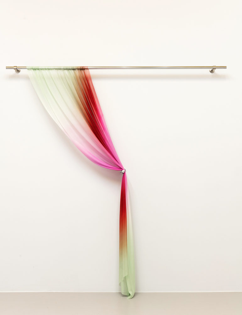Installations de soie imprimée de Justin Morin