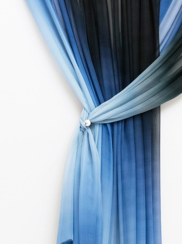 Installations de soie imprimée de Justin Morin