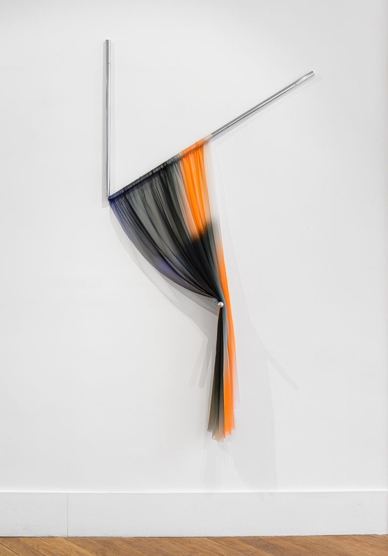 Installations de soie imprimée de Justin Morin